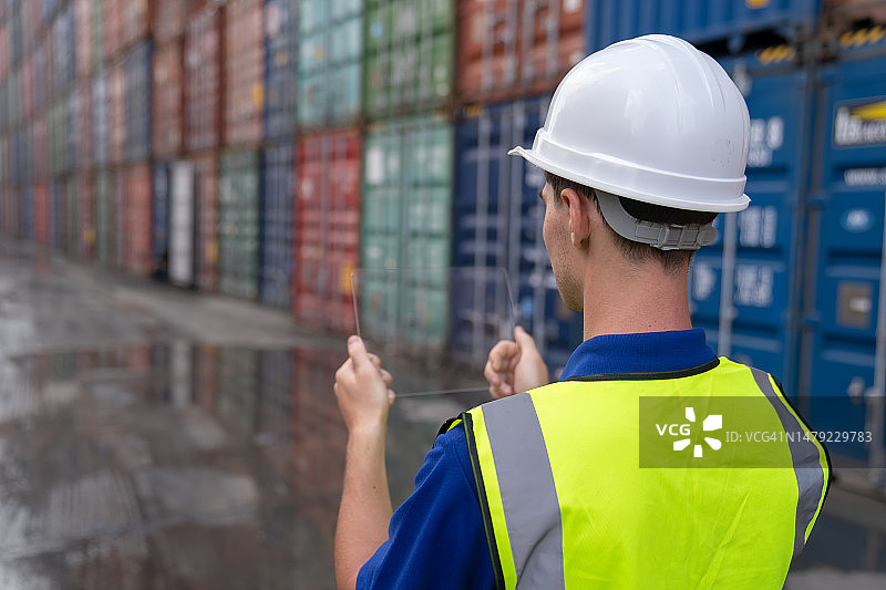 管理进出口集装箱的工人图片素材