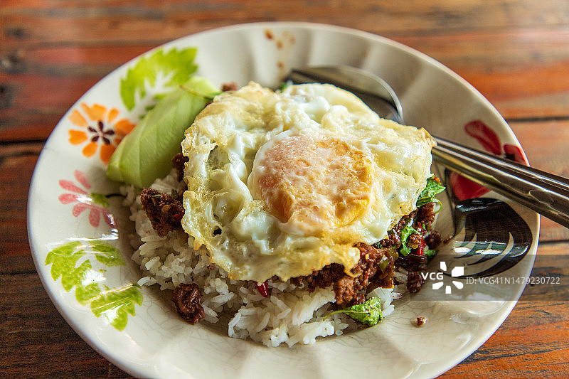 圣罗勒牛肉配煎蛋图片素材