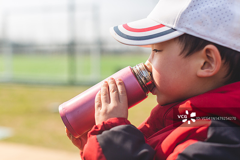 户外喝水的亚洲小男孩图片素材