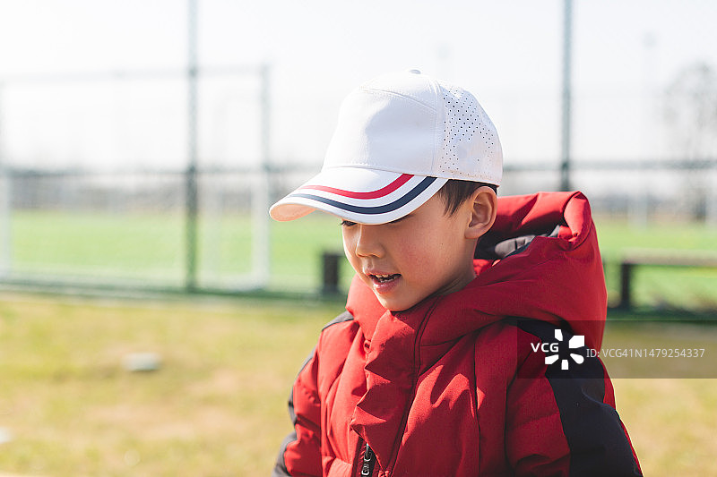 户外玩耍的亚洲男孩图片素材