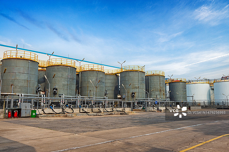 工厂里的多个储罐图片素材