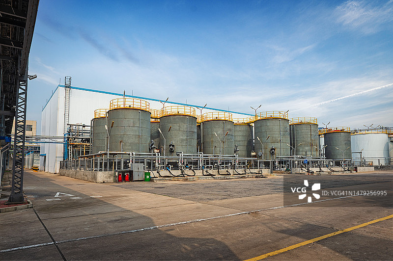 工厂里的多个储罐图片素材