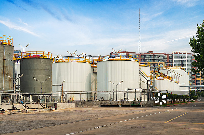 工厂里的多个储罐图片素材
