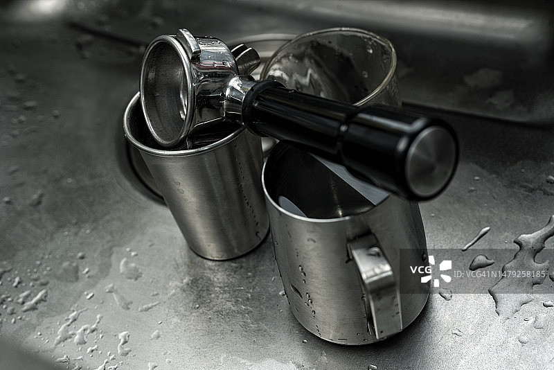 水槽中的不锈钢杯子图片素材