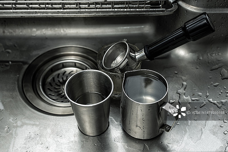 水槽中的不锈钢杯子图片素材