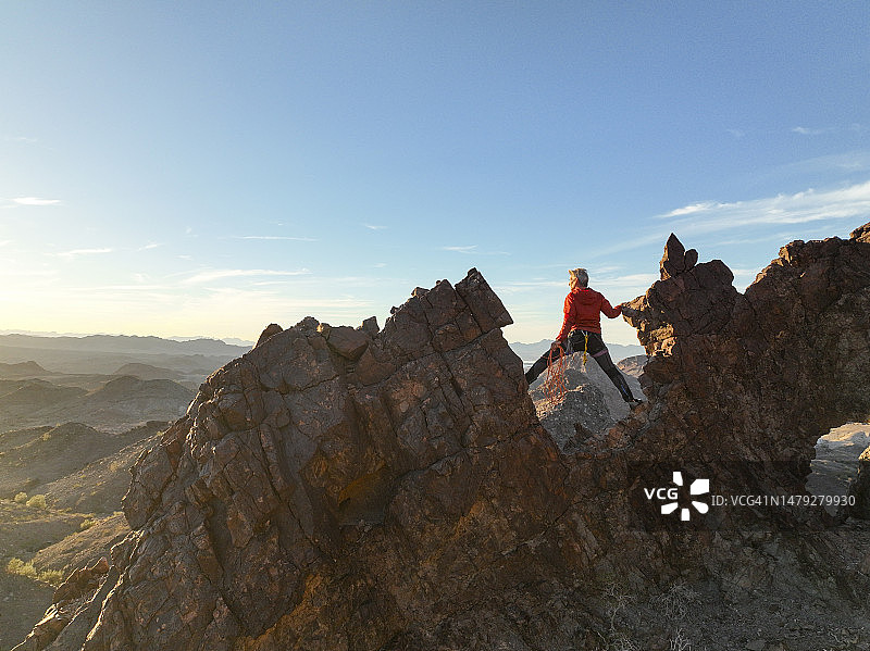 登山者在山上架桥图片素材