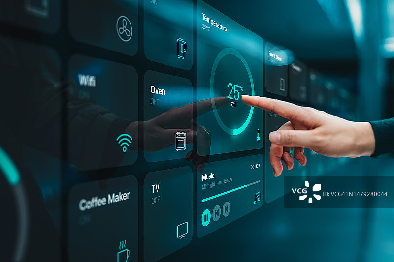 女人设置智能家居系统，用控制面板控制智能家电特写图片素材