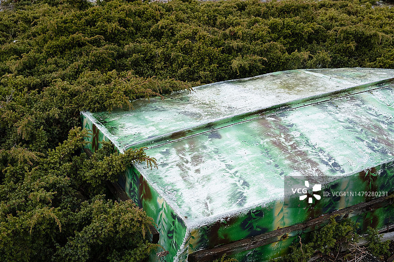 芬兰波罗的海群岛中尤尔莫岛上色彩鲜艳的嬉皮风格旧小艇图片素材