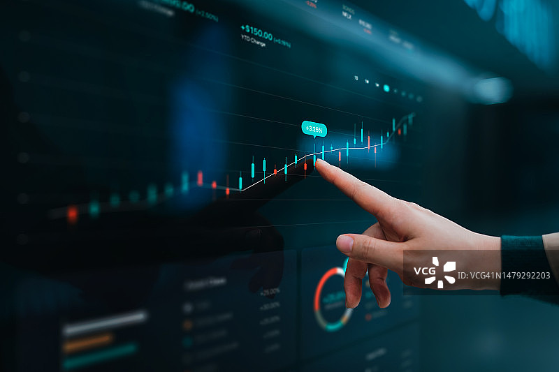 女人手部触摸股票市场分析数字显示屏特写，在触摸屏界面上分析蜡烛图中的投资和金融交易数据。商业和金融，证券交易所，投资和交易概念图片素材