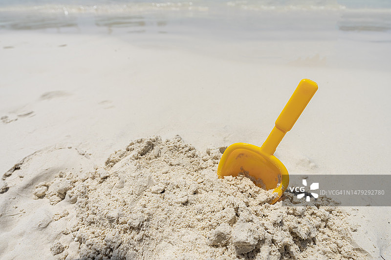 沙滩上的沙桶和铲子图片素材