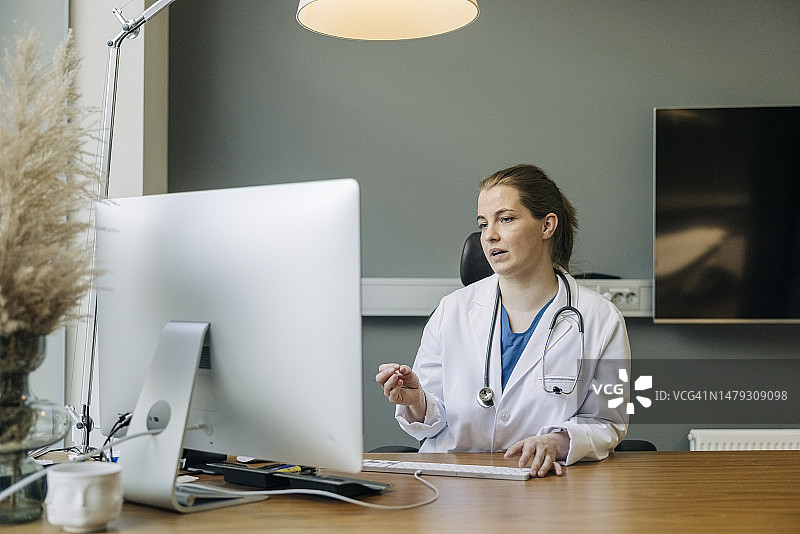 女医生通过远程医疗视频通话提供在线咨询图片素材