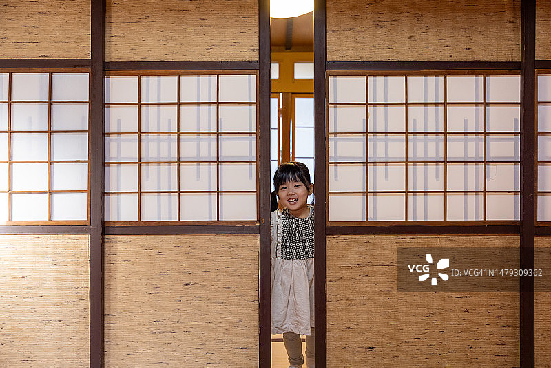 小女孩在家玩捉迷藏图片素材