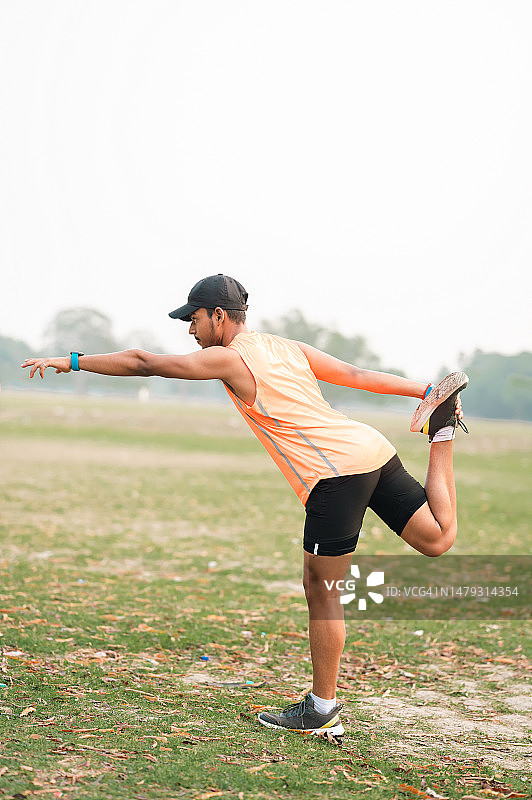 年轻男人做舞蹈姿势或伸展身体做早操图片素材
