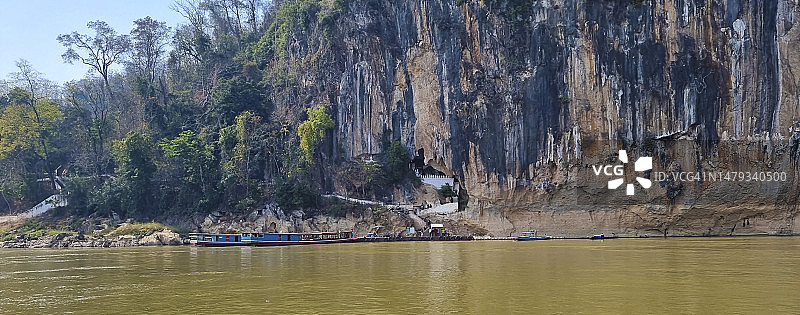 老挝琅勃拉邦巴乌石窟入口图片素材