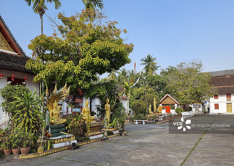 老挝琅勃拉邦的瓦迈寺庭院图片素材