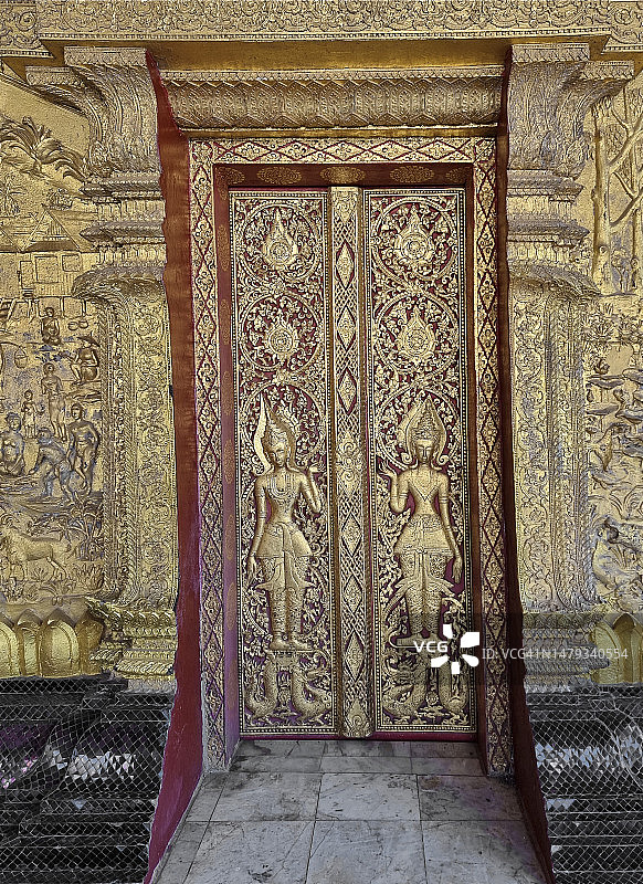 老挝琅勃拉邦迈佛寺入口金色浮雕特写图片素材