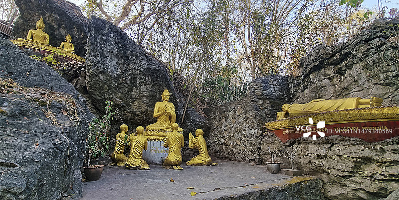 老挝琅勃拉邦的普西山金色佛像图片素材