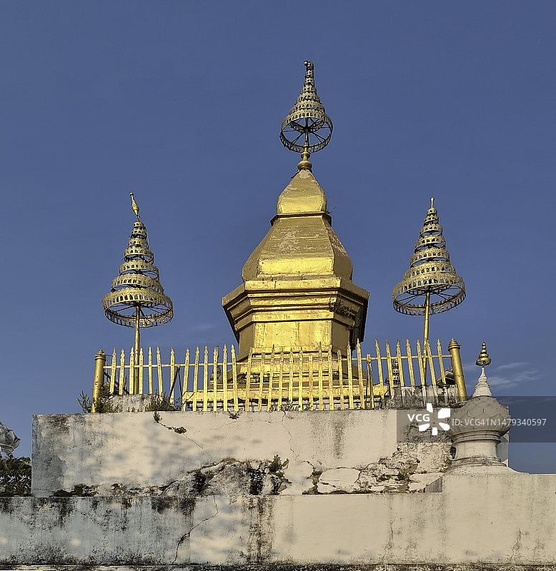 老挝琅勃拉邦普西山上宗西塔图片素材