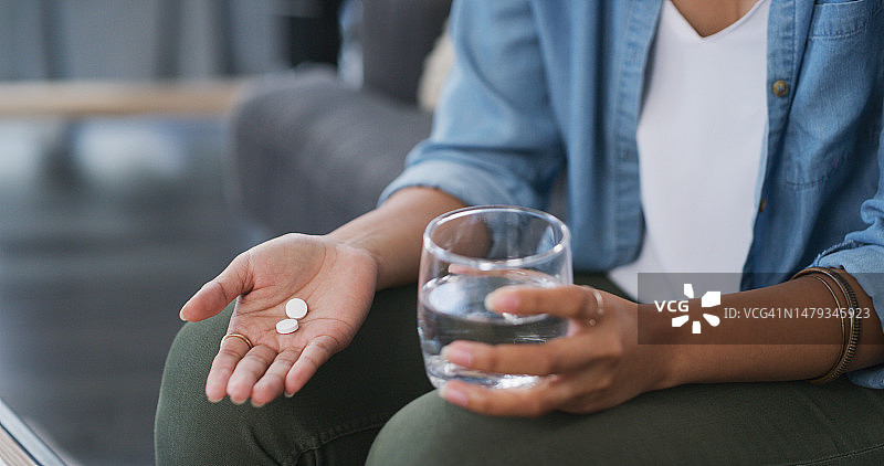女性手拿药丸和水：医疗保健图片素材