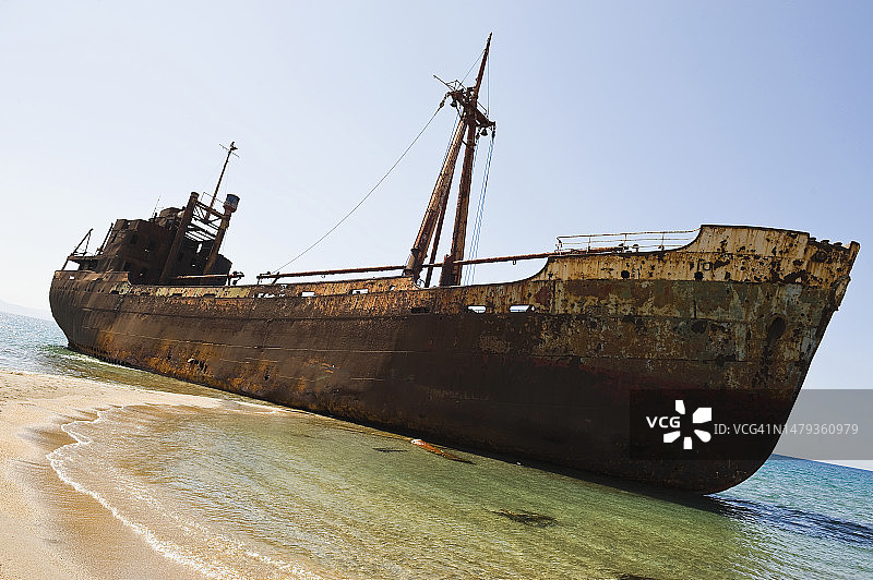 锈迹斑斑的沉船残骸图片素材