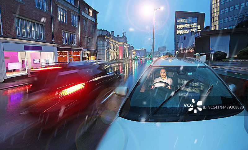 雨中城市通勤车辆图片素材