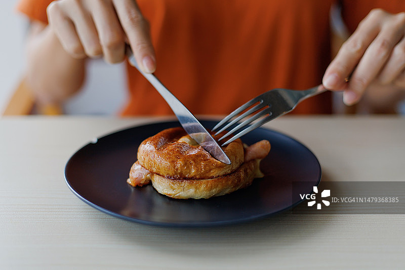 女士在咖啡馆吃百吉饼图片素材