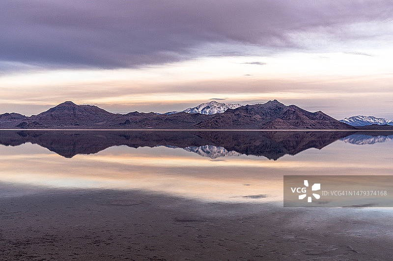 博纳维尔盐滩和银山的黎明图片素材