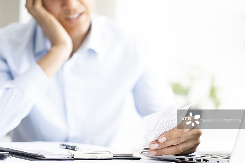 男子在家查账单图片素材