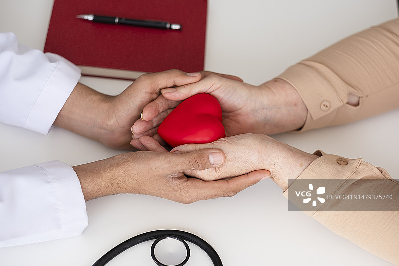 男精神科医生握着老妇人的手进行治疗图片素材