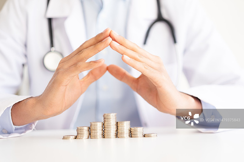 医生搭建房屋屋顶保护硬币图片素材