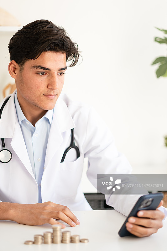 实习医生用智能手机在互联网上做研究图片素材