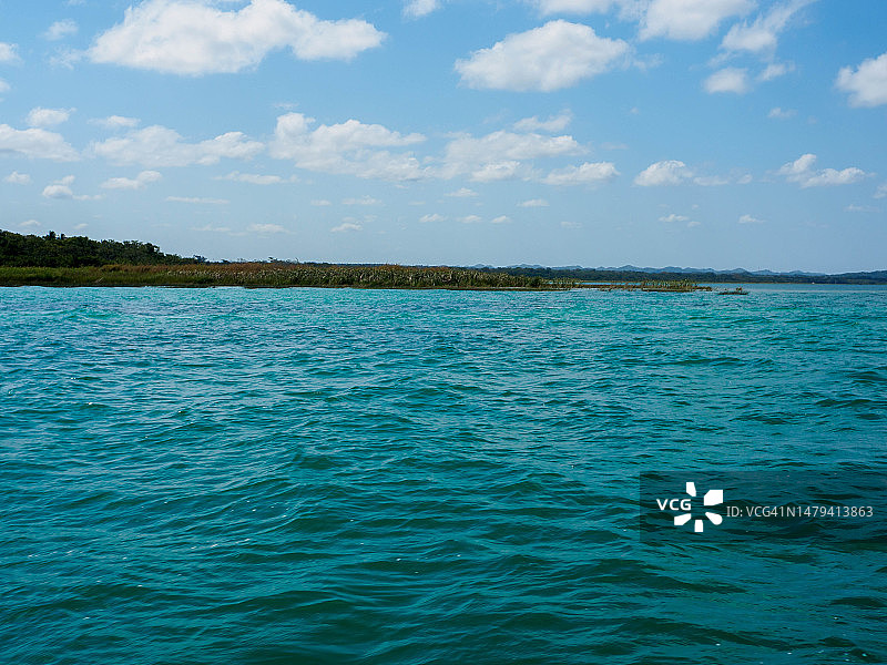 危地马拉的佩滕伊察湖图片素材