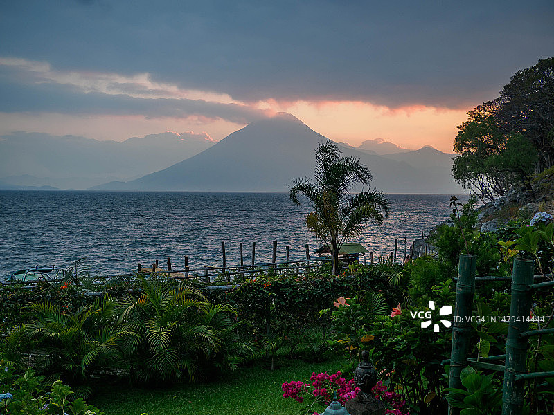 阿特兰湖畔的圣克鲁斯拉古纳镇图片素材