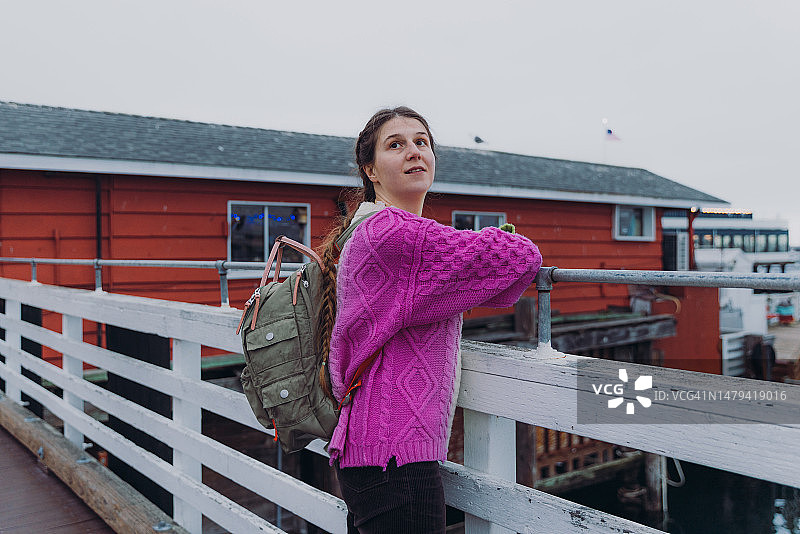 在加利福尼亚州蒙特雷市渔人码头游览的女子图片素材