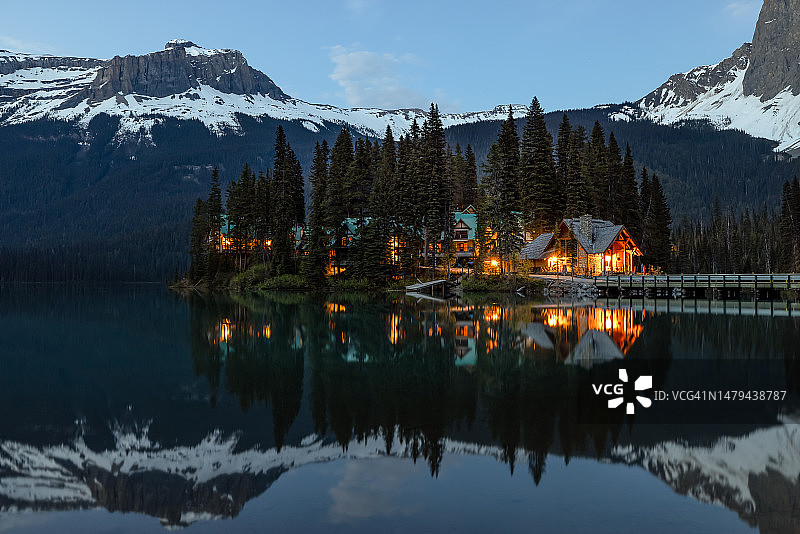 加拿大不列颠哥伦比亚省幽鹤国家公园的翡翠湖日落图片素材