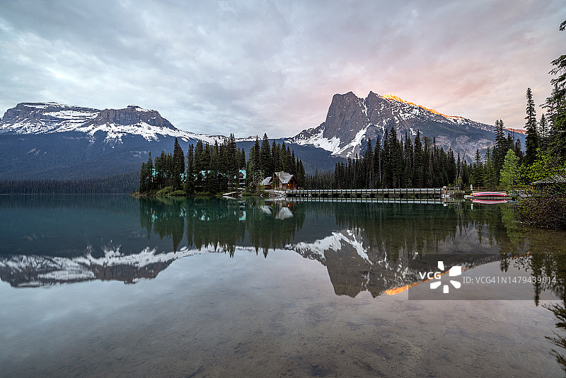 加拿大不列颠哥伦比亚省幽鹤国家公园的翡翠湖日落图片素材