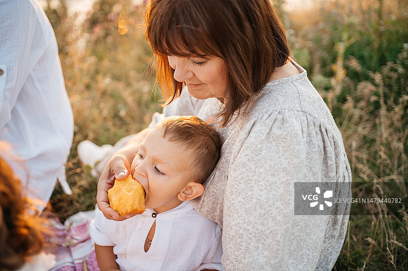 乡村夏季幼儿吃水果图片素材