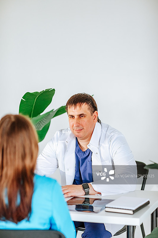 办公室里有病人的医生图片素材