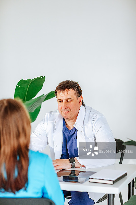 办公室里有病人的医生图片素材