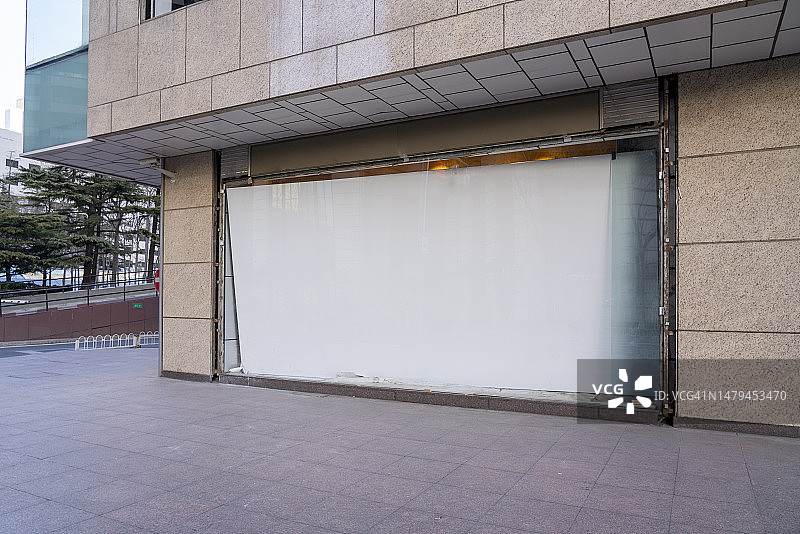 城市商业区路边的空橱窗图片素材