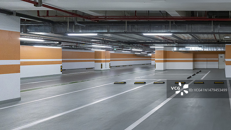 办公楼的地下停车场图片素材