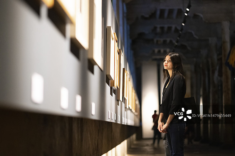 年轻女人在美术馆里图片素材