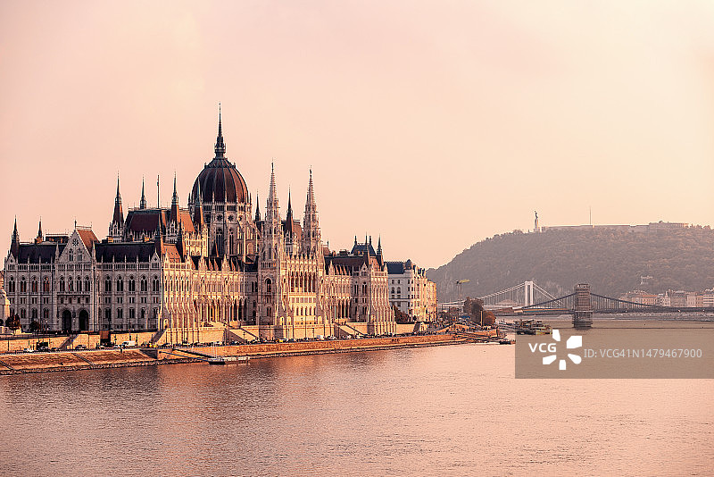匈牙利布达佩斯国会大厦与多瑙河日落图片素材