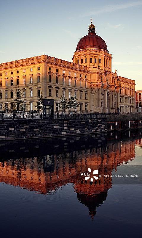 德国柏林市中心区，施普雷河中倒映着重建后的柏林城市宫（洪堡论坛）的夜景图片素材