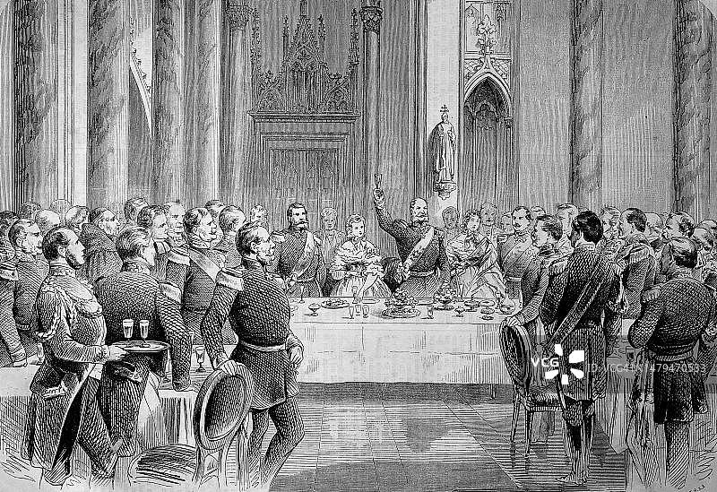 1867年10月3日,德国巴登-符腾堡州霍亨索伦城堡国宾厅的晚餐,历史照片,19世纪大师作品的数字化修复复制品,确切的原始日期未知图片素材