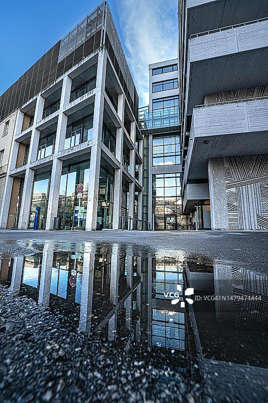 德国普福尔茨海姆的市政厅在水坑中的倒影，现代建筑图片素材