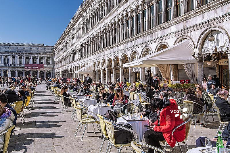 威尼斯圣马可广场的街头咖啡馆和检察官办公室图片素材