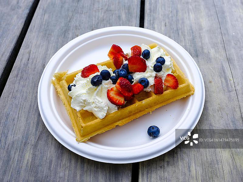 配奶油水果的华夫饼图片素材