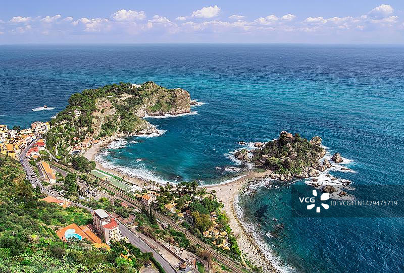 意大利西西里岛陶尔米纳东海岸，美丽岛的春季海岸风光图片素材