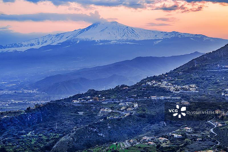 黄昏下的埃特纳火山（陶尔米纳，西西里岛东海岸，意大利）图片素材